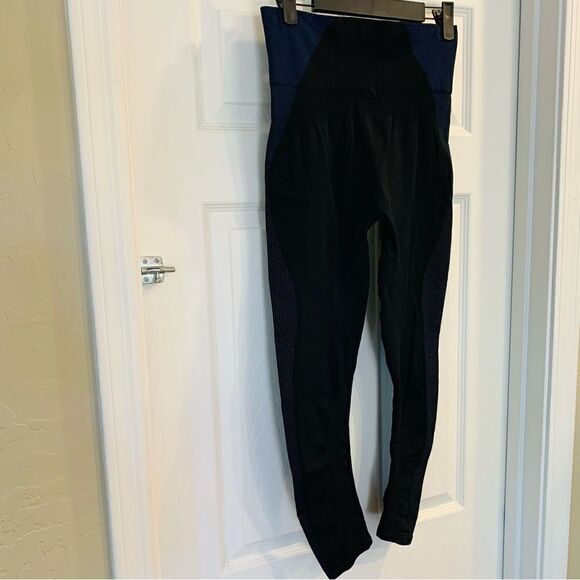 SPANX High Rise Seamless Athletic Leggings Black and Blue Size Large - Picture 4 of 11